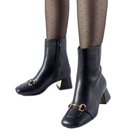 Fekete magas sarkú bokacsizma Prewitt csattal