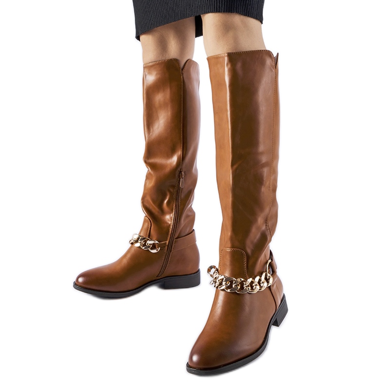 Barna szigetelt csizma lánccal a Millies-től Barna szigetelt csizma lánccal a Millies-től