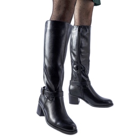 Fekete csizma dekoratív Ernest csattal