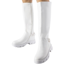 Armand fehér lapos csizma lánccal