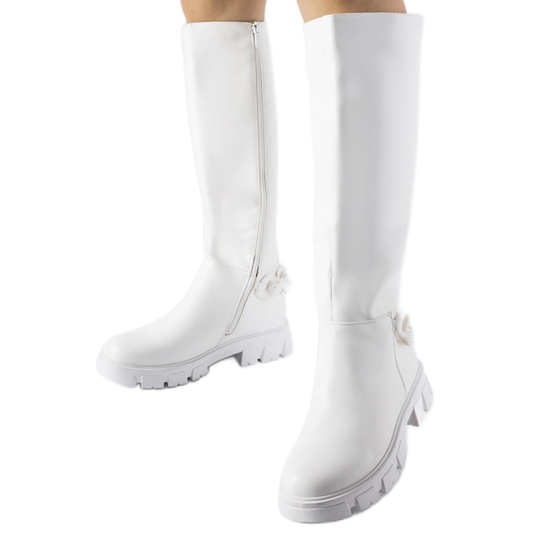 Armand fehér lapos csizma lánccal