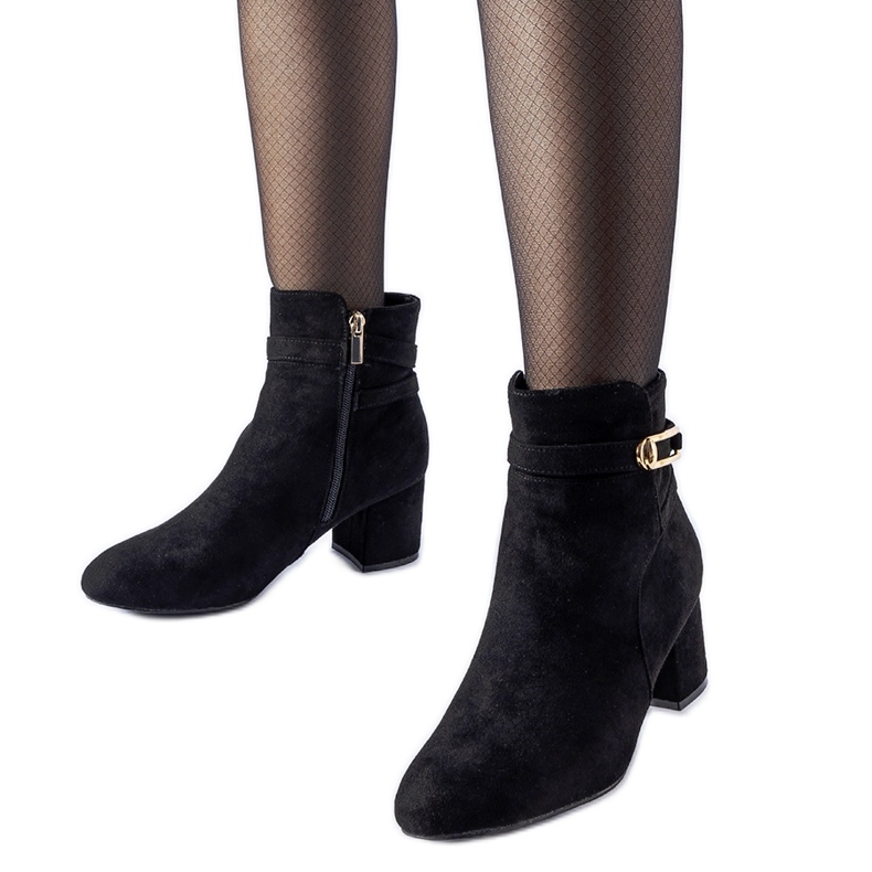 Fekete alacsony sarkú bokacsizma Sesto csattal