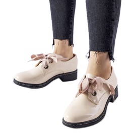 Bézs színű cipő Povegliano strasszokkal