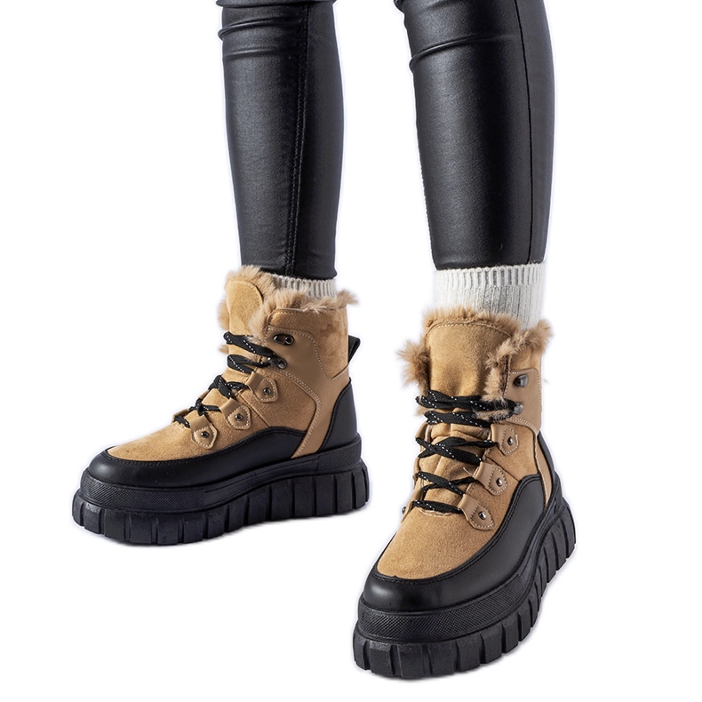 Bézs bokacsizma masszív Cervantes talppal