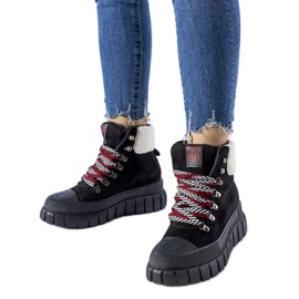 Fekete szigetelt tornacipő az Ottiol platformon