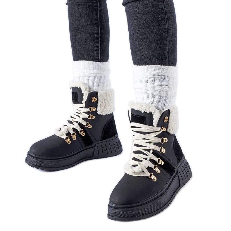 Fekete munkások egy hatalmas Rodrigo platformon