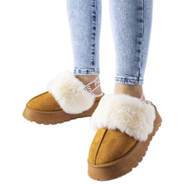 Barna papucs rugalmas szalaggal és világos szőrmével a Sangro-tól