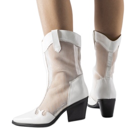 Fehér áttört cowboy csizma alacsony sarokkal a Beato-tól