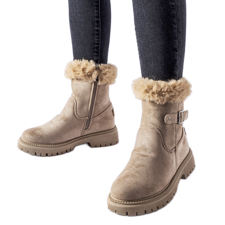 Barna szigetelt szőrmés csizma az Odetta márkától Barna szigetelt szőrmés csizma az Odetta márkától