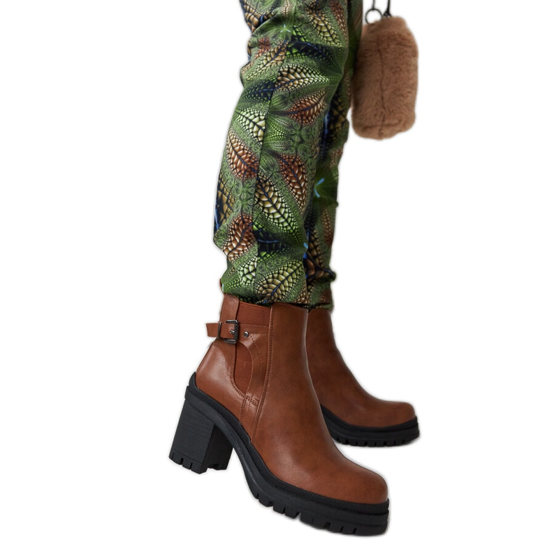 Favale alacsony sarkú, barna bokacsizma övhurokkal