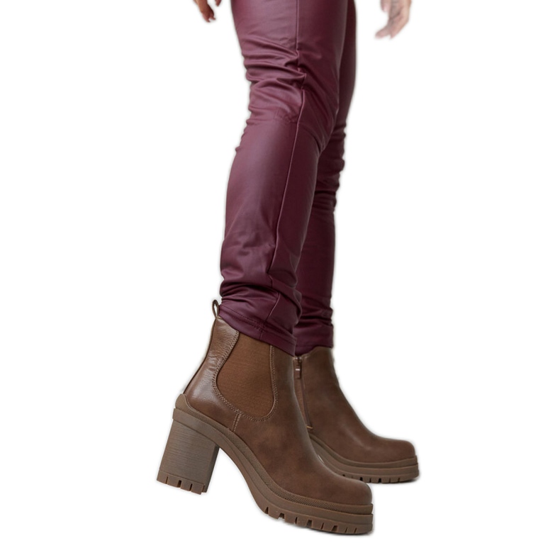 Sötétbarna alacsony sarkú bokacsizma a Layman márkától