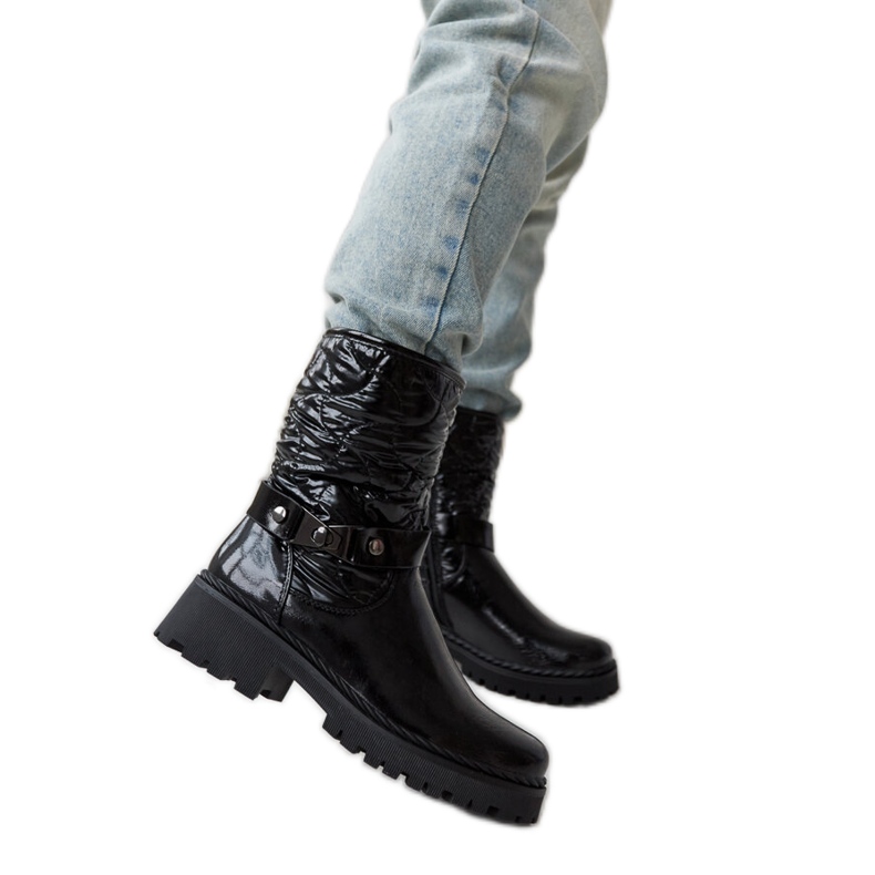 Fekete lakkcipő dekoratív Lido pánttal