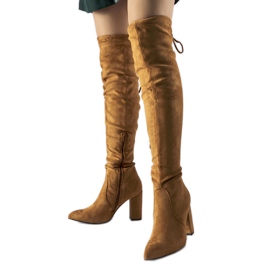 Barna szigetelt magas sarkú csizma Spencertől