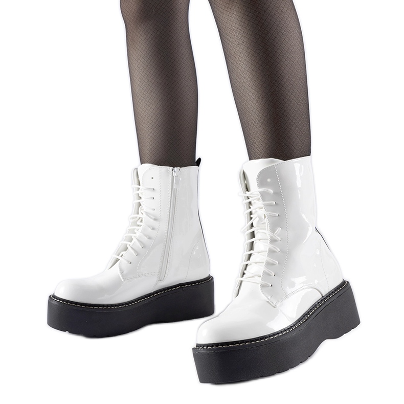 Fehérre lakkozott munkások a Leos platformon