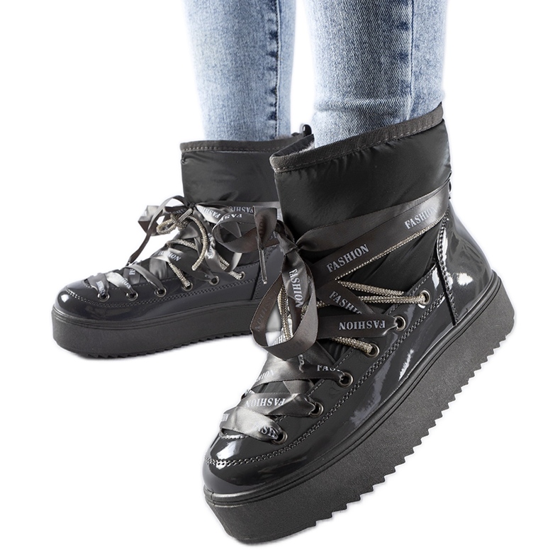 Szürke lakkozott hócsizma Alceo strasszokkal