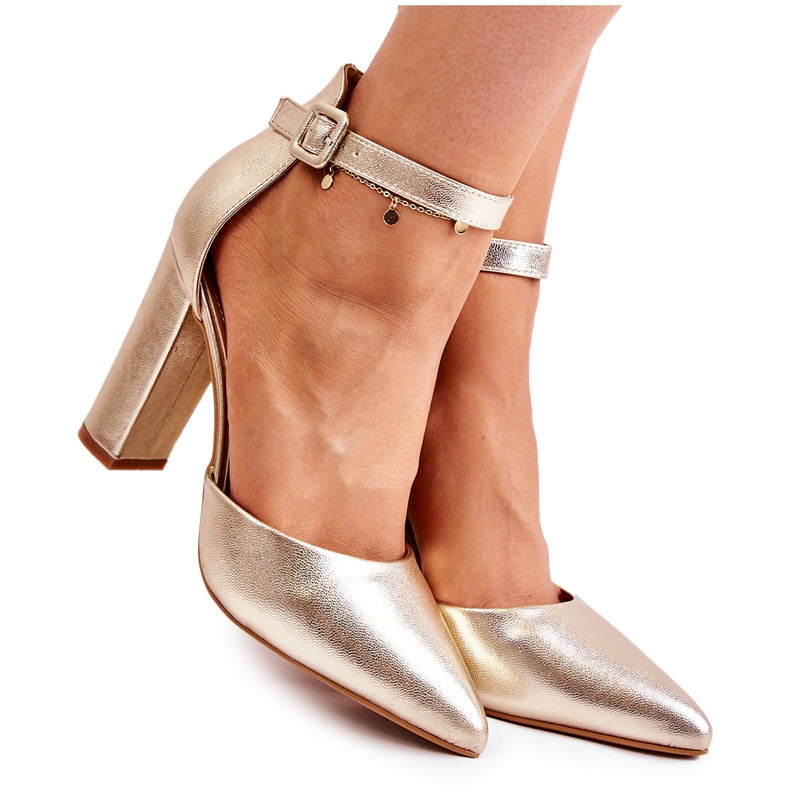 Bőr Pumpák Egy Magas Arany Salira Oszlopon aranysárga