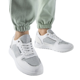 A Facondo fehér tornacipő dekorszállal