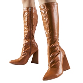 Barna magas sarkú csizma a Petrullo márkától