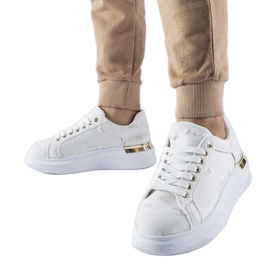 Fehér tornacipő az Osson platformon