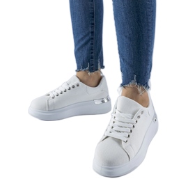 Fehér tornacipők a Scuderlando platformon