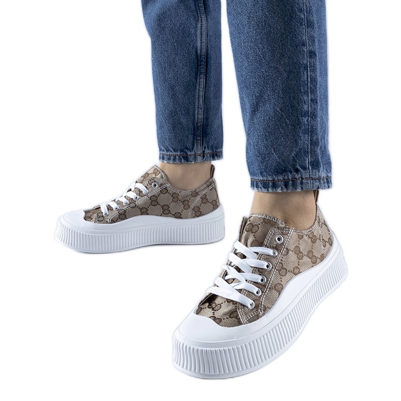 Barna tornacipő Cavi monogrammal díszítve bézs