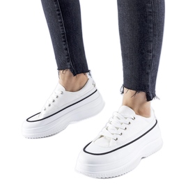 Fehér tornacipő a Plesio platformon