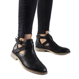 Fekete áttört, magas szabású Kooter bokacsizma