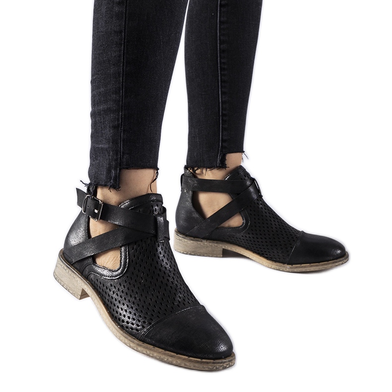 Fekete áttört, magas szabású Kooter bokacsizma