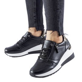 Fekete tornacipő Marietta cipzárral díszítve