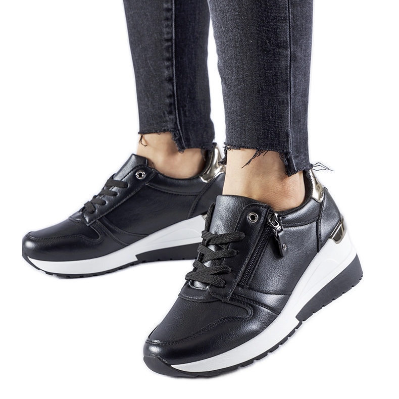 Fekete tornacipő Marietta cipzárral díszítve