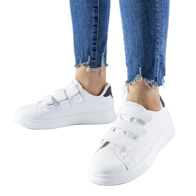 Fehér tornacipő tépőzárral a Parétól