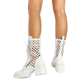 Visalia fehér, áttört magas sarkú csizma