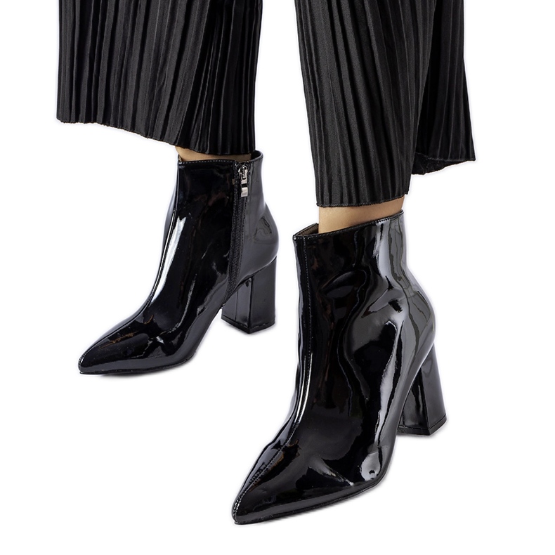 Fekete lakkozott bokacsizma az Usinaya-tól