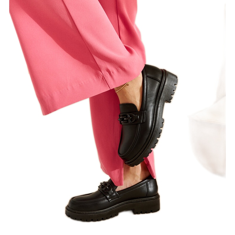 Fekete naplopók Lyle csattal