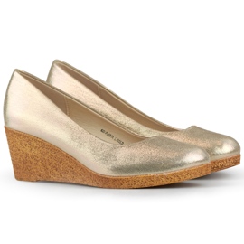 Gold wedge pumps - női cipők kényelmes ékkel aranysárga