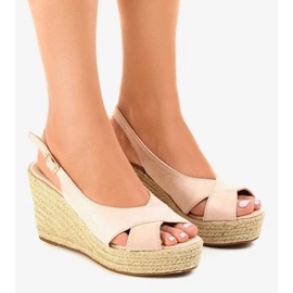 Velúr csizma tavaszra, női magas sarkú cipő bézs Velúr csizma tavaszra, női magas sarkú cipő bézs