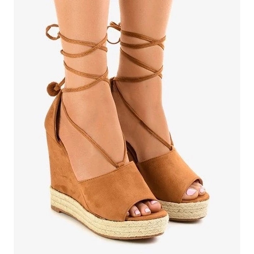 Az emelvényen bézs naplopók és bézs színű női naplopók