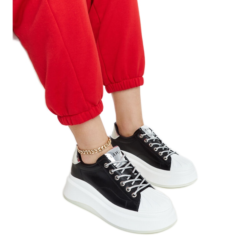 Fekete tornacipők a GOE NN2N4034 platformon