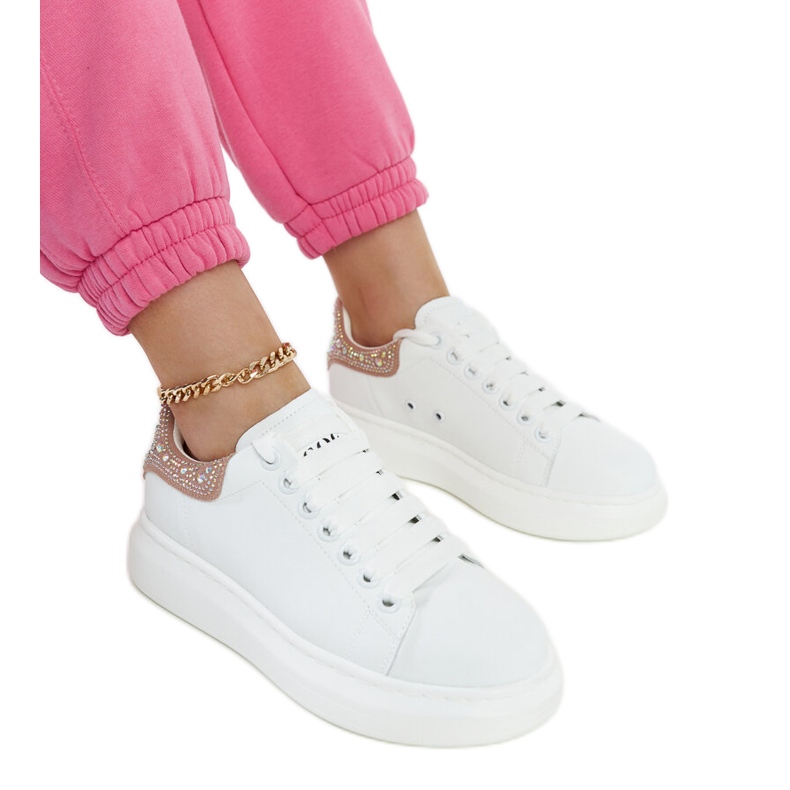 Fehér tornacipő a GOE JJ2N4051 platformon