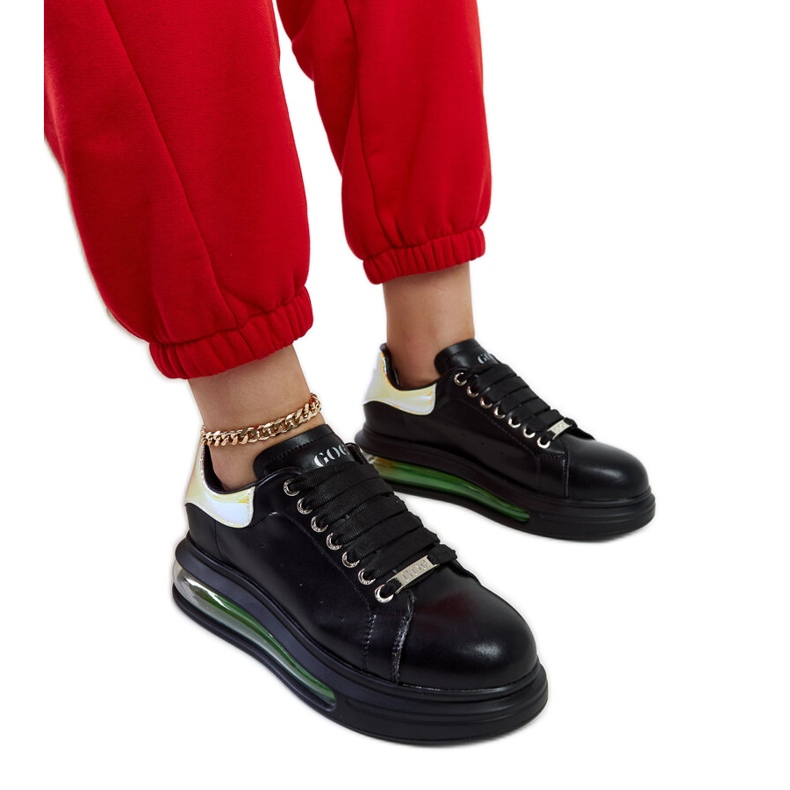 Fekete tornacipők a GOE NN2N4030 platformon