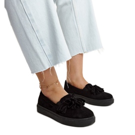 Az Adaldrida márka fekete, bojtos cipői