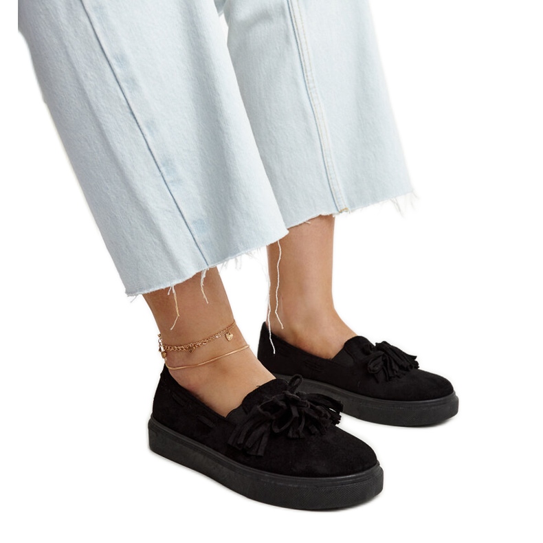 Az Adaldrida márka fekete, bojtos cipői