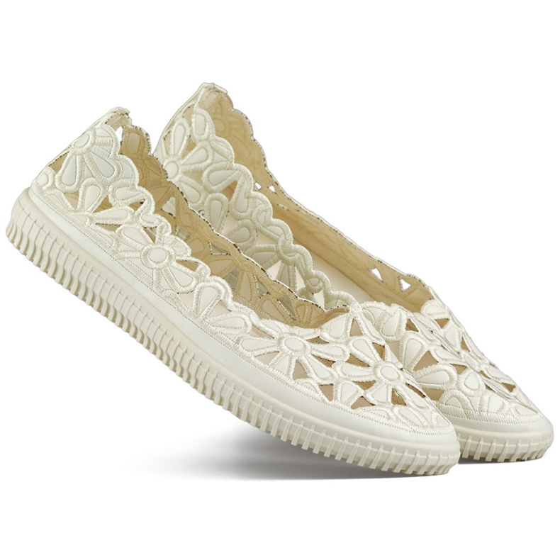 Áttört kivágású balettlakások, virágmintás női cipők bézs