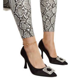 Fekete magassarkú szatén felülettel és Clemente strasszokkal Fekete magassarkú szatén felülettel és Clemente strasszokkal