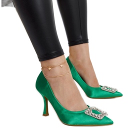 Zöld magassarkú szatén bevonattal és Clemente strasszokkal Zöld magassarkú szatén bevonattal és Clemente strasszokkal