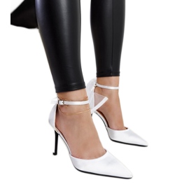 Ilaysa fehér magassarkú masnival