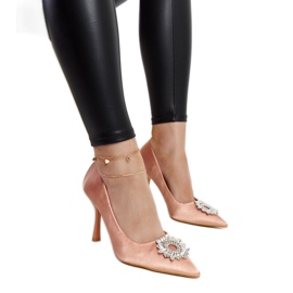 Bézs színű magassarkú szatén bevonattal és Susegana strasszokkal