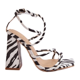 Divatos fehér és fekete magassarkú szandál Josette