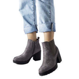 Szürke velúr magas sarkú bokacsizma a Magnuitól Szürke velúr magas sarkú bokacsizma a Magnuitól