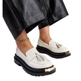 Világos bézs masszív mokaszinok arany betétekkel a Tuga-tól Világos bézs masszív mokaszinok arany betétekkel a Tuga-tól